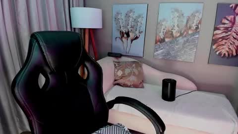 Priya Rose online show from November 4, 9:09 pm