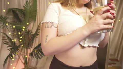 Snapshot of pure_dirt chatting on October 26, 6:20 am constant schedule Wednesday Friday Saturday Sunday The Rosemarie online show from October 26, 6:20 am