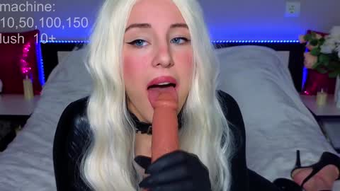 Monica online show from December 11, 6:52 pm