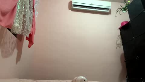 Snapshot of pussypoppinx20 chatting on December 31, 12:54 am Sarah online show from December 31, 12:54 am