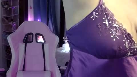 Snapshot of queen_kur chatting on October 11, 3:48 pm QueenHennessy online show from October 11, 3:48 pm