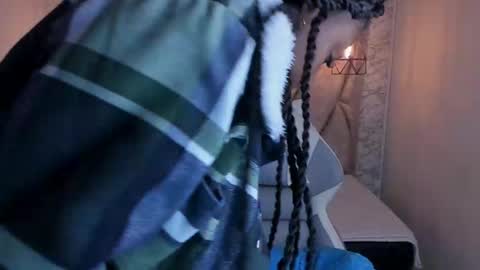 Snapshot of queen_perla_ chatting on February 27, 12:02 pm   online show from February 27, 12:02 pm