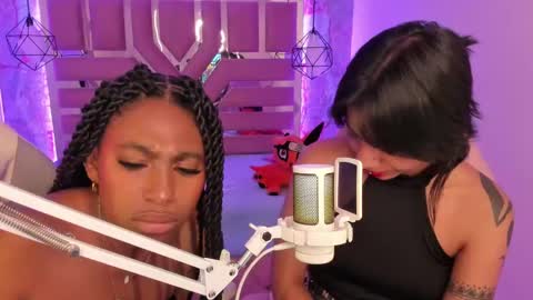 Snapshot of queen_perla_ chatting on March 1, 4:11 pm   online show from March 1, 4:11 pm