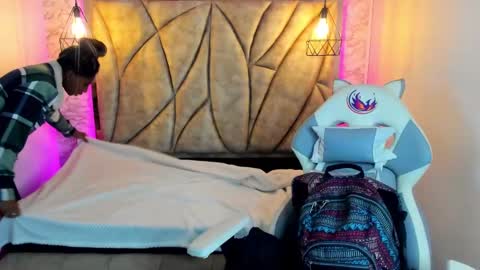 Snapshot of queen_perla_ chatting on January 29, 11:30 am   online show from January 29, 11:30 am