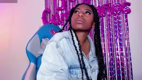 Snapshot of queen_perla_ chatting on October 19, 12:29 pm   online show from October 19, 12:29 pm