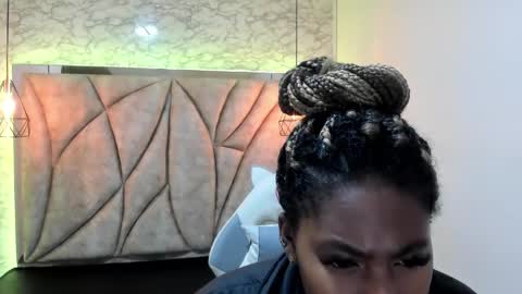 Snapshot of queen_perla_ chatting on January 19, 11:23 am   online show from January 19, 11:23 am
