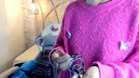 Snapshot of queen_perla_ chatting on February 7, 11:45 am   online show from February 7, 11:45 am