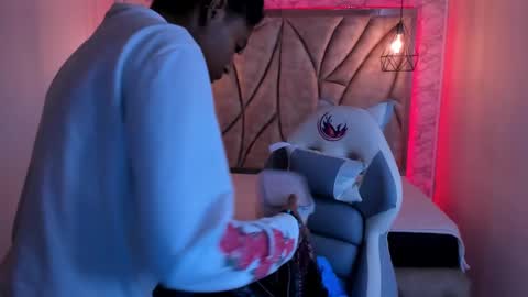 Snapshot of queen_perla_ chatting on February 19, 12:00 pm   online show from February 19, 12:00 pm