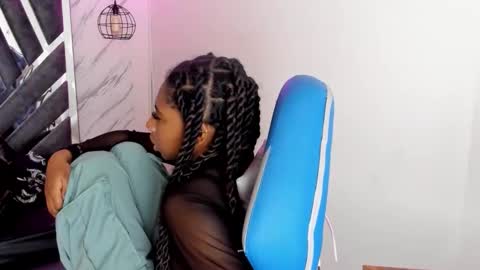 Snapshot of queen_perla_ chatting on October 24, 7:10 pm   online show from October 24, 7:10 pm