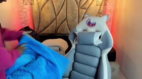 Snapshot of queen_perla_ chatting on February 20, 12:04 pm   online show from February 20, 12:04 pm