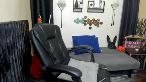 queen_vanner online show from October 23, 6:19 am