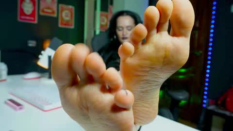 Snapshot of queenaliss chatting on November 1, 7:12 am Your world and the universe Aliss online show from November 1, 7:12 am