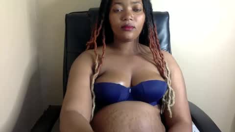 Snapshot of queenbebony2 chatting on December 11, 8:26 am Queenbebony2 online show from December 11, 8:26 am