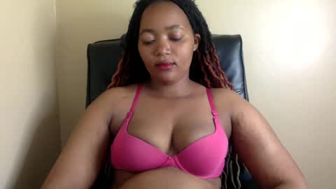 Snapshot of queenbebony2 chatting on December 12, 7:30 am Queenbebony2 online show from December 12, 7:30 am