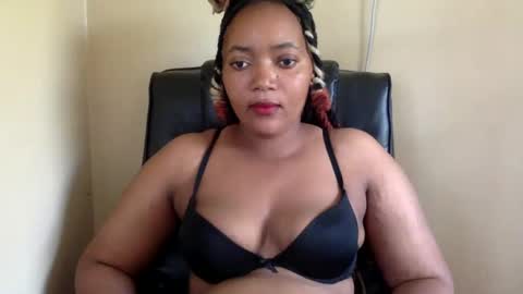 Snapshot of queenbebony2 chatting on January 27, 12:37 pm Queenbebony2 online show from January 27, 12:37 pm