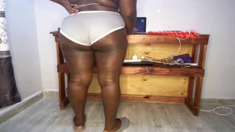 Snapshot of queenkiah chatting on October 27, 7:37 am Nina online show from October 27, 7:37 am