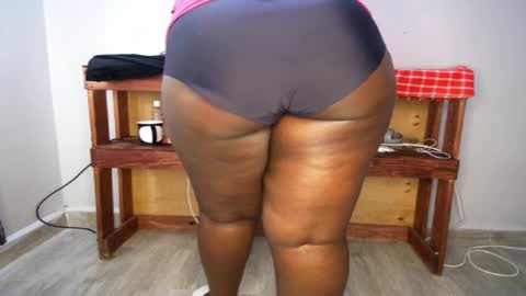 Snapshot of queenkiah chatting on October 20, 5:21 am Nina online show from October 20, 5:21 am