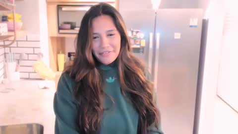 Snapshot of queenv66 chatting on December 27, 2:58 am Val  -  online show from December 27, 2:58 am