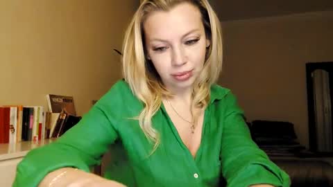 Snapshot of qurli24 chatting on February 27, 11:15 pm qurli24 online show from February 27, 11:15 pm