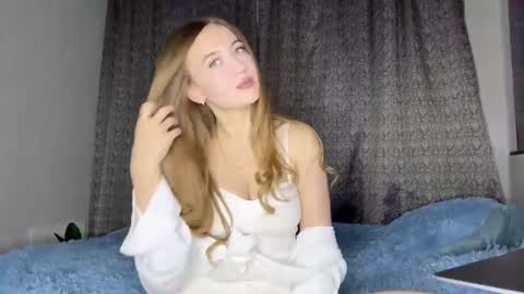 Raelyn online show from December 16, 11:55 am