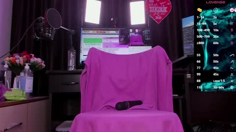Snapshot of raissa_sky26 chatting on December 7, 2:53 am Laura online show from December 7, 2:53 am