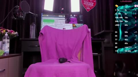 Snapshot of raissa_sky26 chatting on December 27, 2:47 am Laura online show from December 27, 2:47 am