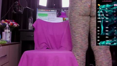 Snapshot of raissa_sky26 chatting on December 17, 2:44 am Laura online show from December 17, 2:44 am