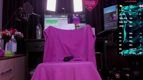 Snapshot of raissa_sky26 chatting on December 8, 2:39 am Laura online show from December 8, 2:39 am
