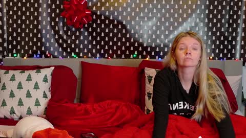 Snapshot of ramichick chatting on December 9, 1:40 am Rami online show from December 9, 1:40 am