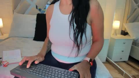 Snapshot of raquel_moore chatting on February 9, 7:41 pm Raquel Moore online show from February 9, 7:41 pm