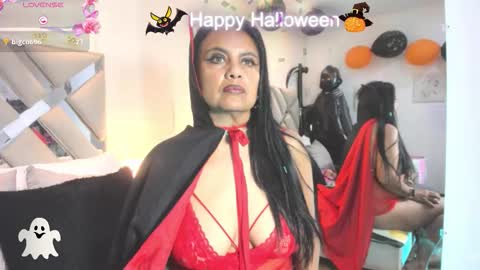 Snapshot of raquel_moore chatting on November 1, 12:20 pm Raquel Moore online show from November 1, 12:20 pm
