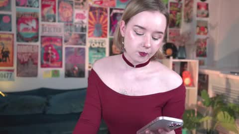 Snapshot of red_queeen chatting on February 13, 5:22 pm QUEEN OF EVIL online show from February 13, 5:22 pm