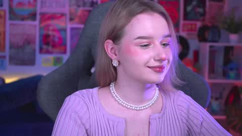Snapshot of red_queeen chatting on December 18, 5:52 pm QUEEN OF EVIL online show from December 18, 5:52 pm