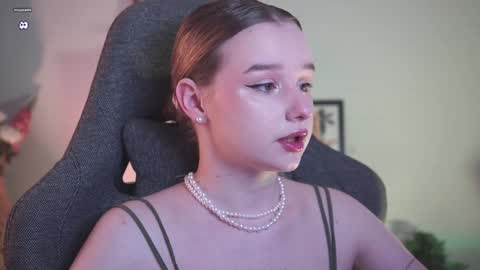 Snapshot of red_queeen chatting on December 29, 5:22 pm QUEEN OF EVIL online show from December 29, 5:22 pm