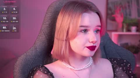 Snapshot of red_queeen chatting on December 6, 6:28 pm QUEEN OF EVIL online show from December 6, 6:28 pm