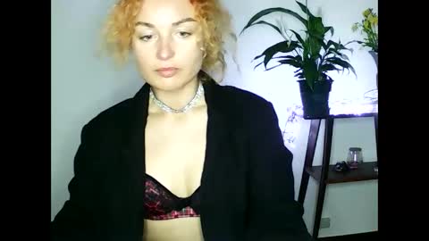 reddgirll online show from February 14, 8:37 pm