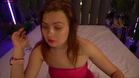 Snapshot of reddoll_ chatting on October 9, 1:54 am Lily online show from October 9, 1:54 am