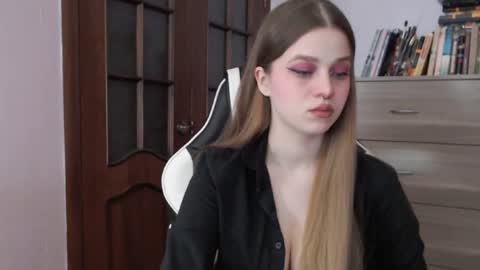 Snapshot of redhead_rabbit chatting on February 10, 2:19 am Lily online show from February 10, 2:19 am