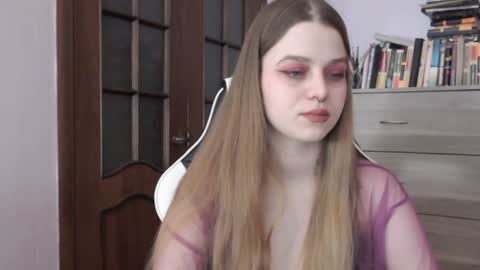 Snapshot of redhead_rabbit chatting on February 5, 3:13 am Lily online show from February 5, 3:13 am
