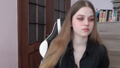 Snapshot of redhead_rabbit chatting on February 28, 2:42 am Lily online show from February 28, 2:42 am