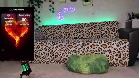 Snapshot of redhurrican chatting on October 3, 3:00 am RedHurrican online show from October 3, 3:00 am