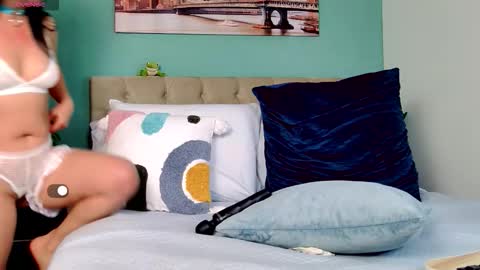 Yanella online show from October 30, 5:36 pm