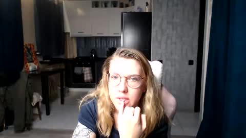 Snapshot of reginasmilee chatting on September 16, 1:35 am Regina online show from September 16, 1:35 am