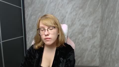 Snapshot of reginasmilee chatting on February 27, 1:28 pm Regina online show from February 27, 1:28 pm