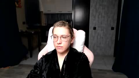 Snapshot of reginasmilee chatting on September 20, 4:44 am Regina online show from September 20, 4:44 am