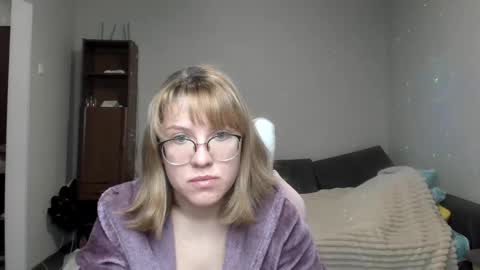 Snapshot of reginasmilee chatting on January 17, 2:39 am Regina online show from January 17, 2:39 am