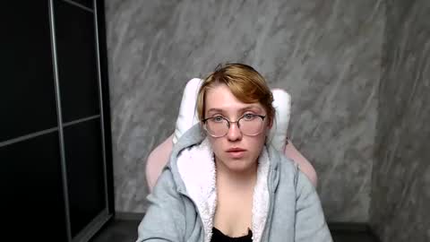 Snapshot of reginasmilee chatting on March 12, 1:40 pm Regina online show from March 12, 1:40 pm