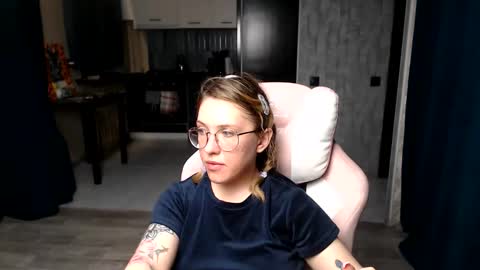 Snapshot of reginasmilee chatting on September 15, 1:25 am Regina online show from September 15, 1:25 am