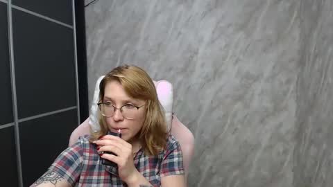 Snapshot of reginasmilee chatting on March 2, 10:37 am Regina online show from March 2, 10:37 am