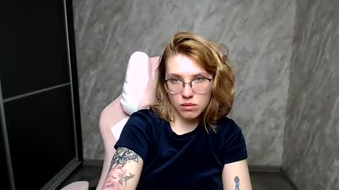 Snapshot of reginasmilee chatting on March 7, 2:46 am Regina online show from March 7, 2:46 am